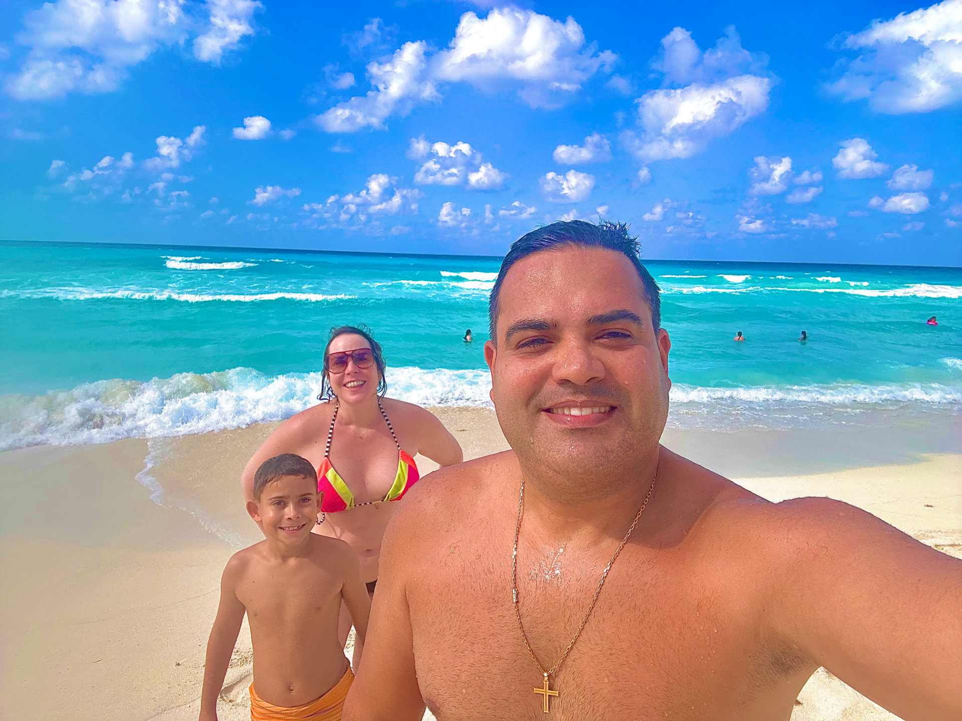 Família aproveitando a praia de Cancún